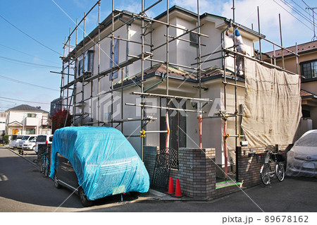 屋根・外壁塗装工事の現場(足場。塗料飛散防止ネット) 屋根・外壁塗装工事の現場(足場。塗料飛散防止ネット) 89678162