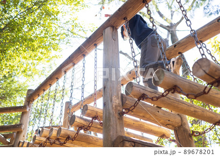 公園で元気に遊ぶ男の子 89678201