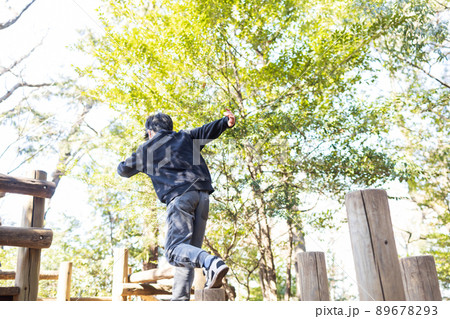 公園で元気に遊ぶ男の子 89678293