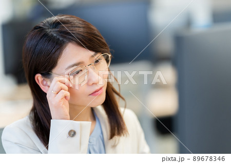 オフィスの女性とメガネ 89678346