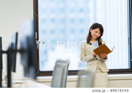 オフィスの女性 オフィスの女性 89678349