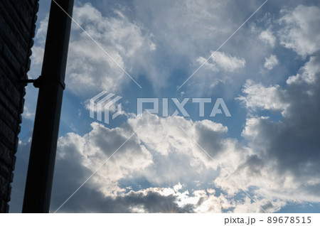 雨上がりの青空と雲 89678515