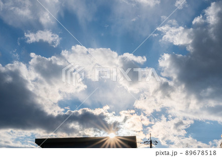 雨上がりの青空と雲 89678518