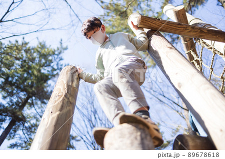 公園で元気に遊ぶ男の子 89678618