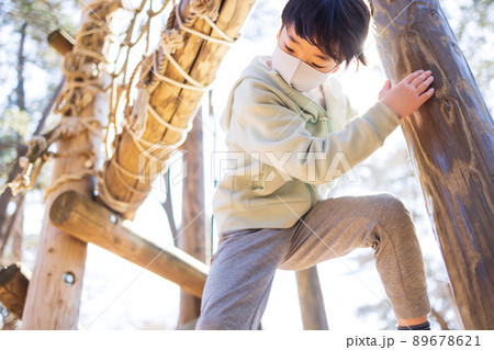 公園で元気に遊ぶ男の子 89678621