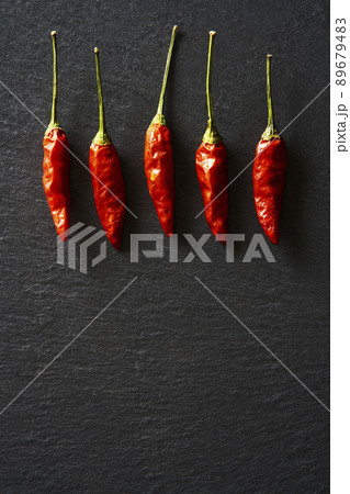 黒いスレートプレートに並べられた鷹の爪　唐辛子 89679483