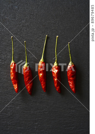 黒いスレートプレートに並べられた鷹の爪　唐辛子 89679485