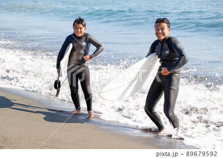 湘南の海でサーフィンをする親子 湘南の海でサーフィンをする親子 89679592