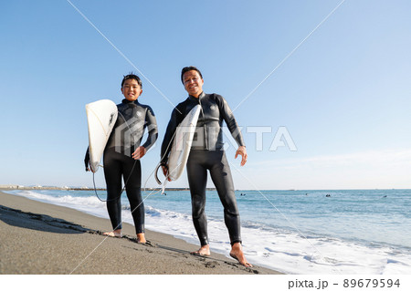 湘南の海でサーフィンをする親子 湘南の海でサーフィンをする親子 89679594