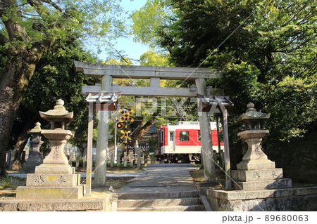 澤田八幡神社境内の参道を横切って走る近鉄南大阪線の電車 89680063