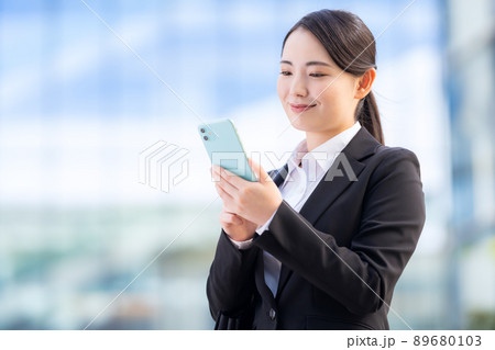女性　ビジネス　就職活動　新入社員　撮影協力「LINK FOREST」 89680103
