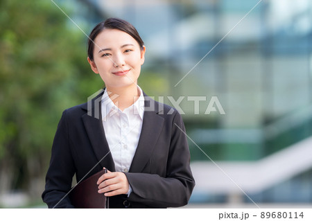 女性　ビジネス　就職活動　新入社員　撮影協力「LINK FOREST」 89680114