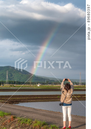 茨城県つくば市　雨上がりに濃い虹が出た風景 89680397