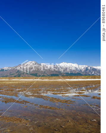 新潟_水田より上信越高原国立公園を望む 89680461