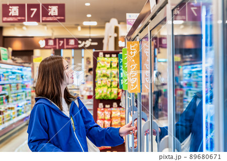 スーパーで冷凍食品を買う主婦 89680671