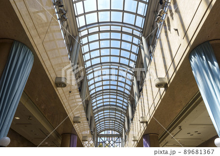 大阪の地下街　ディアモール　高い天井と広い通路のゆとりある空間 89681367