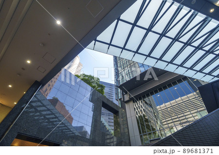 梅田のビル群 朝 梅田DTタワー付近からの風景 梅田のビル群 朝 梅田DTタワー付近からの風景 89681371