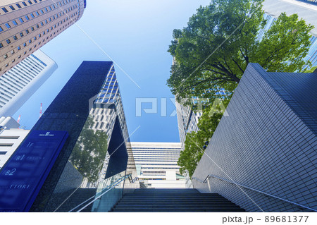 梅田のビル群　朝　梅田DTタワー地下出入口付近からの風景 89681377