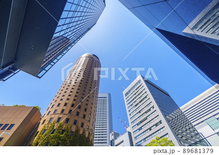 梅田のビル群　朝　梅田DTタワー付近からの風景 89681379