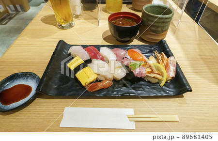 美味しそうなお寿司 89681405
