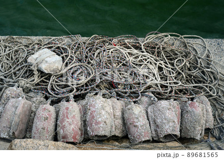 漁港のタコ壷-1 89681565