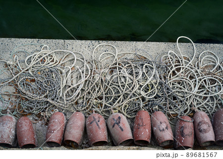 漁港のタコ壷-2 89681567