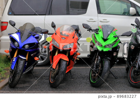 駐車中のオートバイ 駐車中のオートバイ 89683227