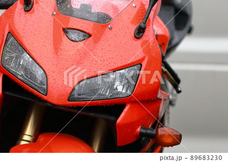 駐車中のオートバイ 89683230