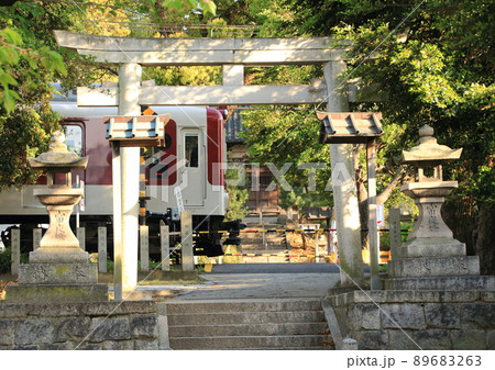 澤田八幡神社境内の参道を横切って走る近鉄南大阪線の電車 澤田八幡神社境内の参道を横切って走る近鉄南大阪線の電車 89683263