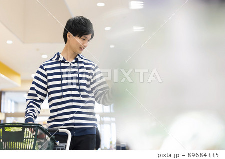 スーパーで買い物をする若い男性 スーパーで買い物をする若い男性 89684335