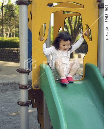 すべり台で遊ぶ園児 すべり台で遊ぶ園児 89684905