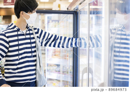 スーパーの冷凍食品を買う若い男性 89684973