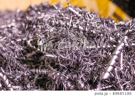 金属加工の町工場、切り出された金属の切り粉 89685186