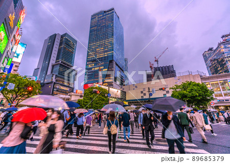 日本の東京都市景観 BA.4とBA.5が国内検疫では初確認。渋谷は雨でも脅威の人流＝5月12日 89685379