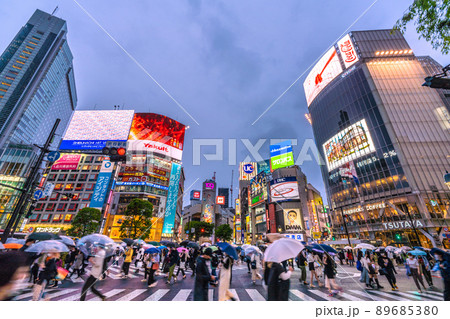 日本の東京都市景観 BA.4とBA.5が国内検疫では初確認。渋谷は雨でも脅威の人流＝5月12日 89685380