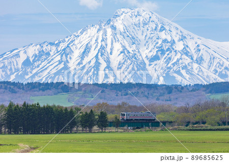 利尻富士を望む宗谷本線 利尻富士を望む宗谷本線 89685625
