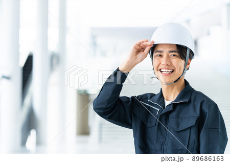 作業員の若い男性 作業員の若い男性 89686163