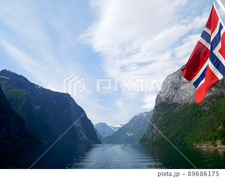 ノルウェー ネーロイフィヨルド 国旗 ノルウェー ネーロイフィヨルド 国旗 89686175