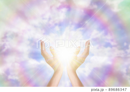 女性の手 ヒーリングイメージ 89686347