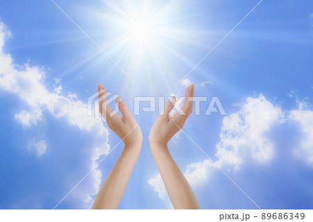 女性の手 ヒーリングイメージ 89686349