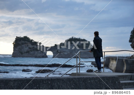 円月島と後ろ姿の男性 89686405