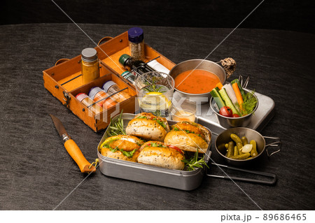 アウトドアでサンドウィッチ　Outdoor Home Made Sandwich  89686465