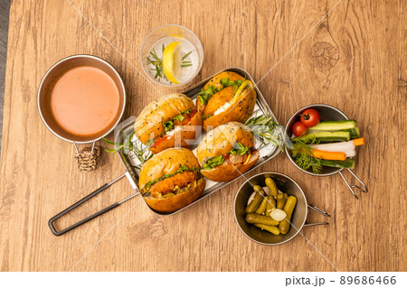アウトドアでサンドウィッチ　Outdoor Home Made Sandwich  89686466