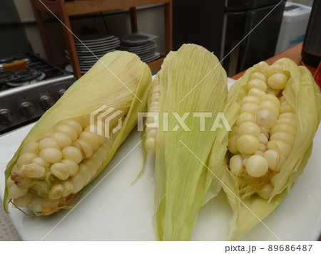 【ペルー】白い皿に乗せられたジャイアントコーン（クスコ） 89686487