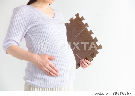 ジョイントマットを持つ妊婦　準備 89686567
