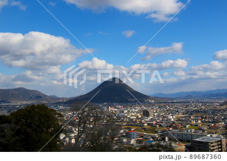 香川県丸亀市 国指定史跡 丸亀城跡(亀山公園)から見える丸亀市内と飯野山 讃岐富士 香川県丸亀市 国指定史跡 丸亀城跡(亀山公園)から見える丸亀市内と飯野山 讃岐富士 89687360