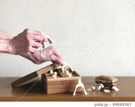 お琴の道具と高齢者の手 お琴の道具と高齢者の手 89688365
