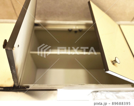 古い台所の空の吊り戸棚の中 89688395
