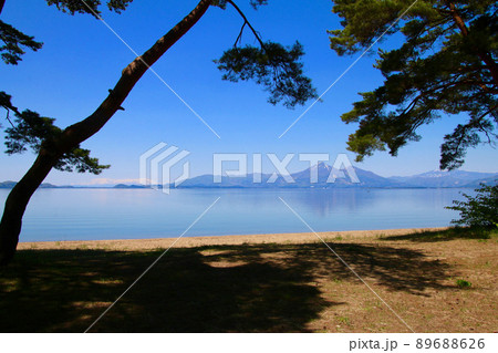 猪苗代湖と磐梯山（福島県郡山市・湖南町） 89688626