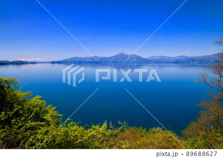 猪苗代湖と磐梯山（福島県郡山市・湖南町） 89688627